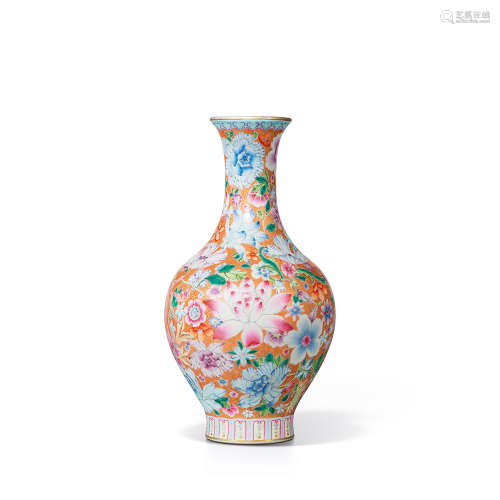 清十九世纪 珊瑚红地描金折枝花卉纹瓶