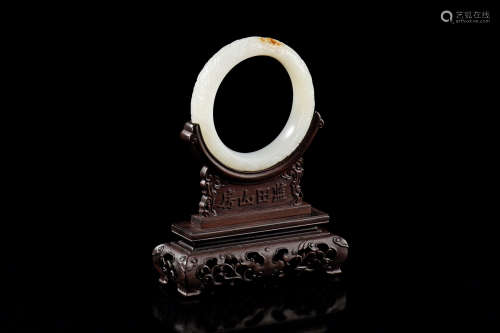 WHITE JADE CARVED ROUND BANGLE WITH WOODEN STAND
