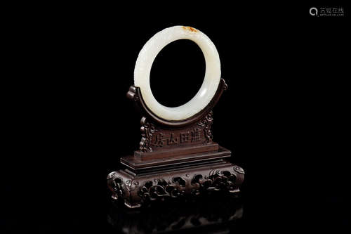 WHITE JADE CARVED ROUND BANGLE WITH WOODEN STAND