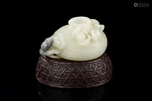 WHITE JADE CARVED 'CRABS' FIGURE