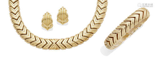 An 18k yellow gold bracelet and necklace set, with pair of ear clips