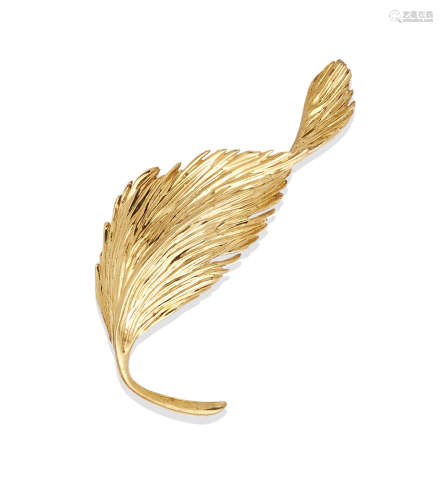 An 18K Gold Leaf Clip, Van Cleef & Arpels