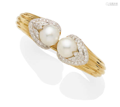 A cultured pearl, diamond and 18k gold hinged cuff