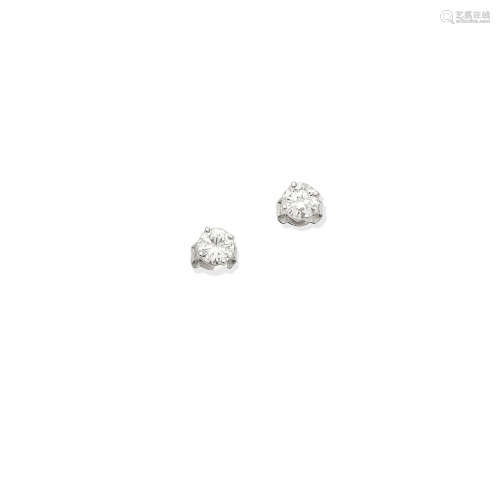 A pair of diamond earstuds