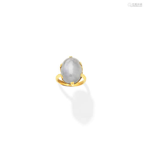 A star sapphire ring