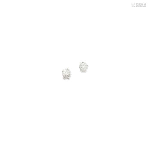 A pair of diamond earstuds