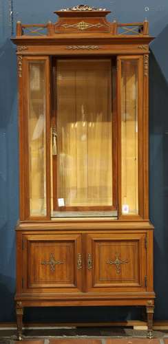 Neoclassical style bronze mounted vitrine, having a single door opening up to the fixed shelves