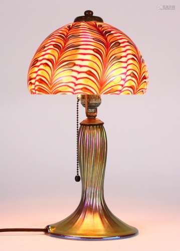 Lundberg Studios iridescent art glass table lamp, the dome shade having a crimson to gold aurene,