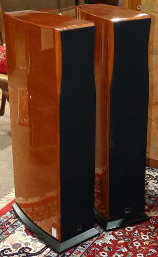 Pair of Dali Helicon 400 floor standing speakers, each having a walnut finished case, surrounding