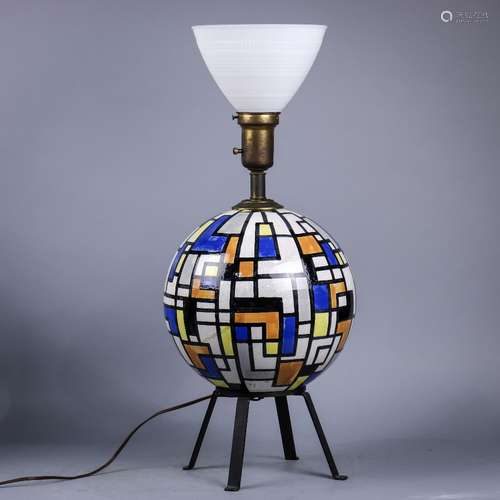 Mid-Century Modern Tye of California table lamp, having a single light above a ceramic globe,