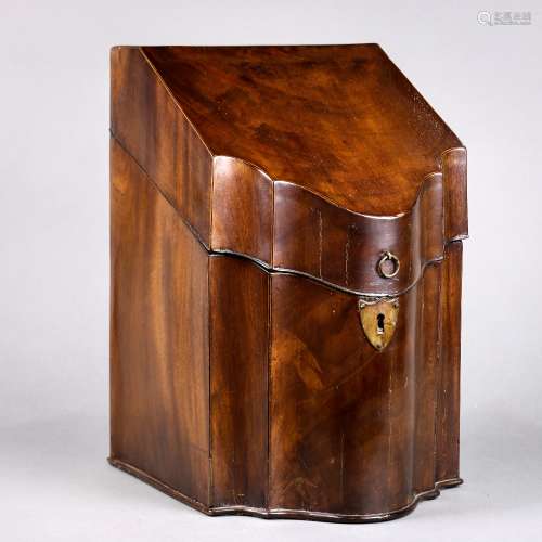 Georgian mahogany knife box, the hinged lid opening to a fitted interior, 14