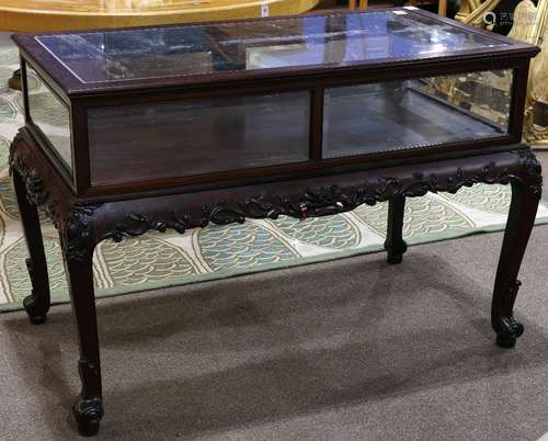 Chinese Chippendale style mahogany table vitrine, having a hinged glass top opening to a display