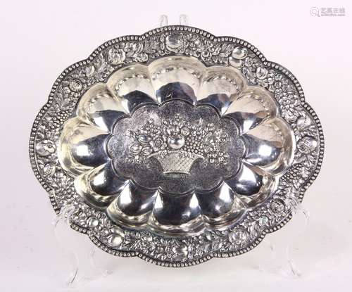 German .800 silver serving dish, Hanau, by Ludwig Neresheimer, having an oval form, with a scalloped