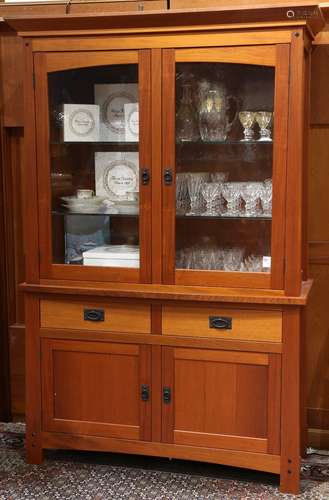 Berkeley Mills Arts and Crafts illuminated china cabinet, having two glazed doors opening to