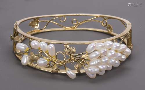 Freshwater cultured pearl, diamond and 14k yellow gold bracelet Featuring (27) Freshwater cultured