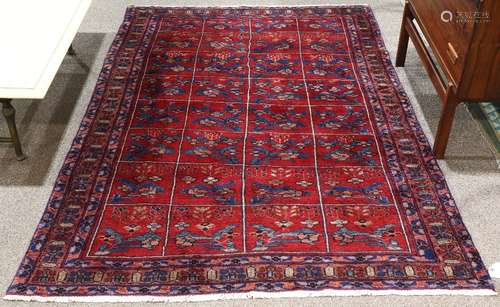 Persian Bakhtiari carpet, 4'9