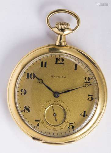 Waltham 18k yellow gold openface pocket watch Dial: round, textured golden, black Arabic numeral