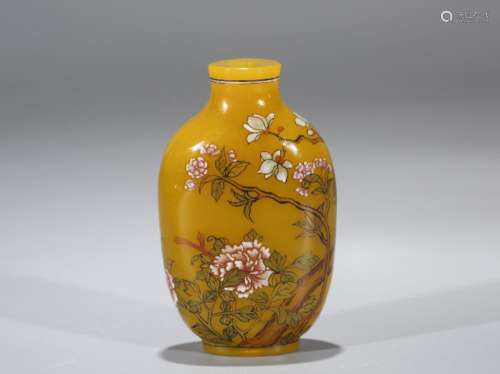 CHINESE FAMILLE ROSE YELLOW JADE SNUFF BOTTLE