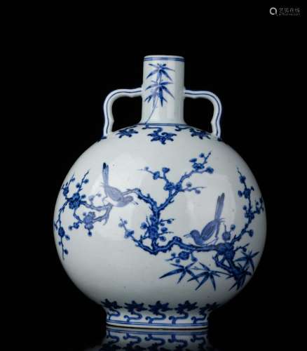 CHINESE BLUE AND WHITE PORCELAIN MOON FLASK VASE