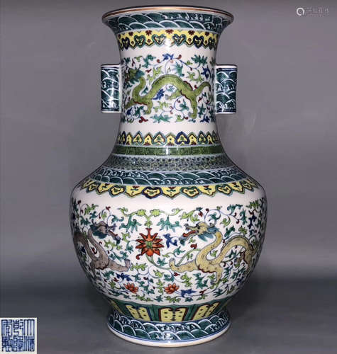 A DOUCAI FLORAL PATTERN VASE