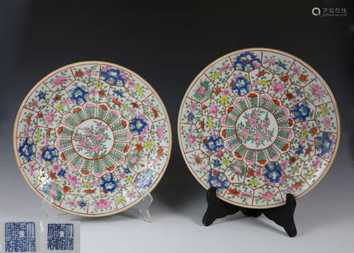 PAIR OF LATE QING FAMILLE-ROSE PLATES