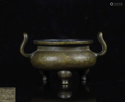 A BRONZE MOLDED TRIPOD CENSER WITH MARK