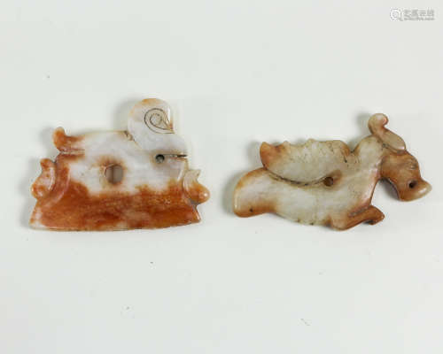 A MONKEY AND HORSE SHAPED JADE PENDENT