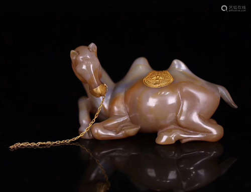 A AGATE CARVED CAMEL SHAPED PENDANT