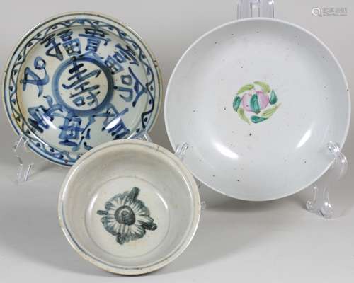 LOT OF THREE BLUE & WHITE AND FAMILLE-ROSE BOWLS