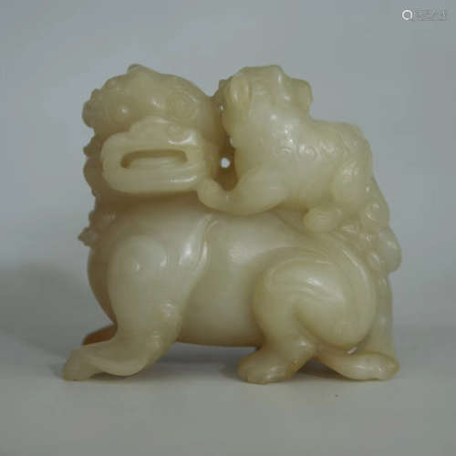 A HETIAN JADE CARVED LIONS SHAPED PENDANT