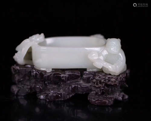 A HETIAN JADE CARVED PEN WASHER