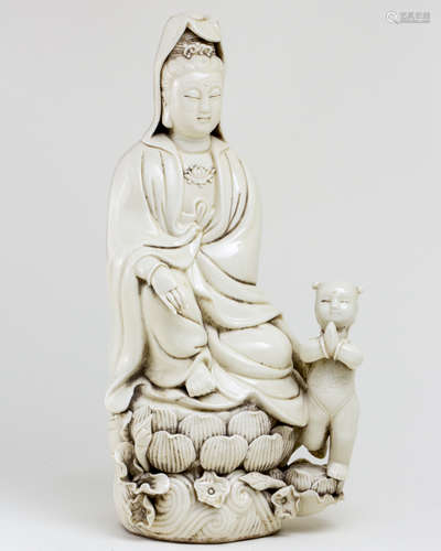 DEHUA POCELAIN FIGURE OF GUANYIN AND CHILD