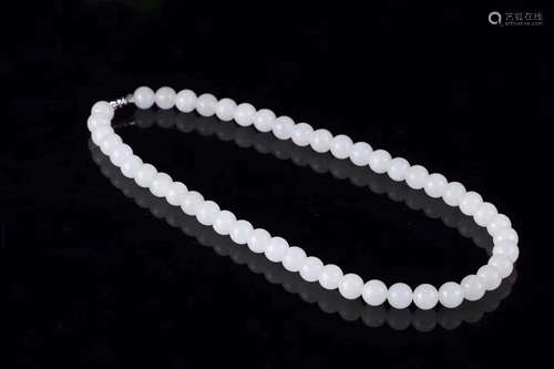 A HETIAN JADE BEADS STRING NECKLACE