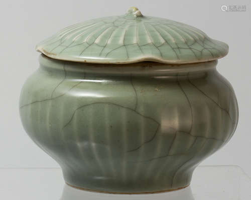 LONG QUAN CELADON COVERED JAR