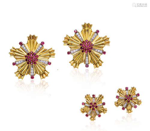 蒂芙尼设计 红宝石配钻石胸针一对及耳环套装，约1940年