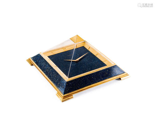积家 黄铜及人造青金石金字塔机械台钟，年份约1970，附原厂表盒