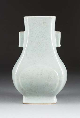 VASE IN 'HU'-FORM