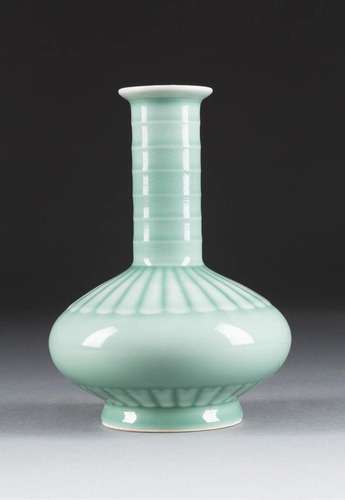 VASE MIT CHRYSANTHEMENDEKOR