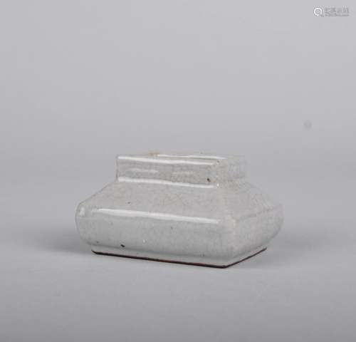 A GE-TYPE RECTANGULAR WATER POT, QING DYNASTY