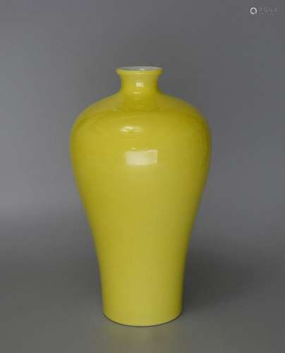 A YELLOW-GLAZED MEIPING VASE, QIANLONG MARK, QING DYNASTY