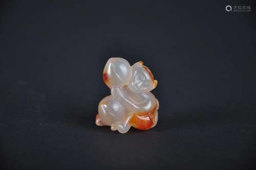 A AGATE FIGURE OF MONKEY AND FUNGI, QING DYNASTY