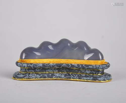 AN AGATE BRUSH HOLDER, QING DYNASTY