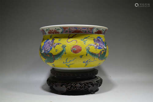 18th Century Chinese Yellow-Glaze Famille Rose