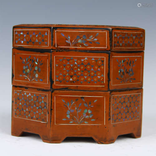 CHINESE MOTHER OF PEARL INLAID RED LACQUER OCTAGONAL CASE