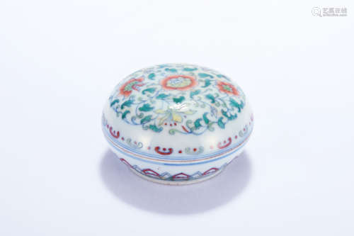 Chinese Doucai porcelain jewelry box, Yongzheng mark.