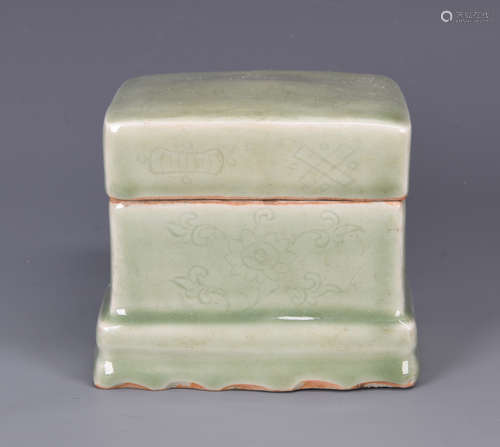 Chinese Longquan porcelain box, Ming Period.