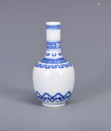 Chinese blue and white porcelain vase, Yongzheng mark.