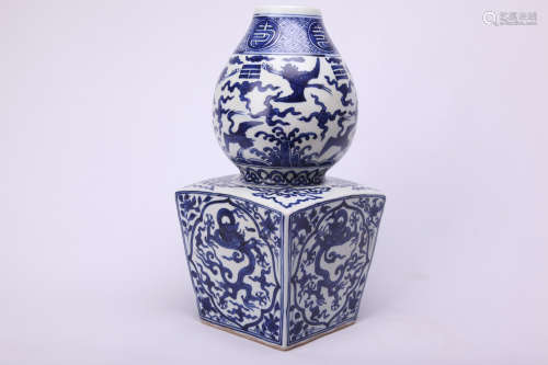 Chinese blue and white porcelain vase, Ming Jiajing mark.