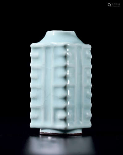 清18世纪 粉青釉琮式瓶
