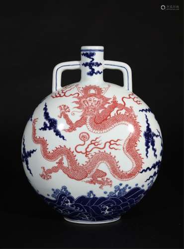 CHINESE QIANLONG MARK BLUE AND WHITE PORCELAIN BOT